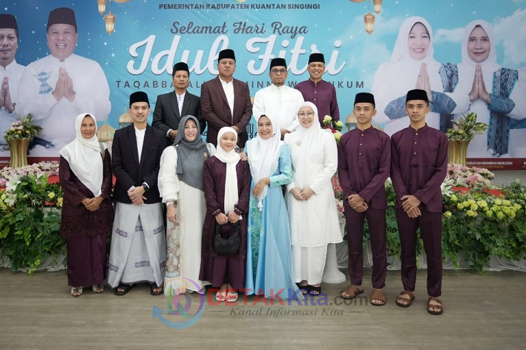 Momen Ribuan Warga Padati Pendopo Rujab Bupati Kuansing Digelaran Open House Idul Fitri