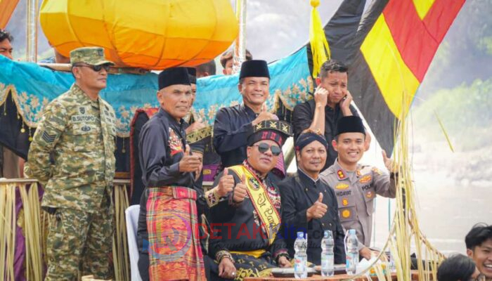 Janji Panas Di Tepatan Muko Lobua! Bupati Suhardiman Siap Bangun Pendopo Adat—Jalan Rusak dan Sampah Langsung Disikat!