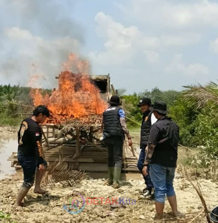 Polsek Benai Bakar Rakit Dompeng PETI di Gunung Kesiangan — Kapolsek: Tidak Ada Ruang bagi Penambang Ilegal!
