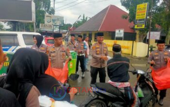 Kapolsek Turun Langsung ke Jalan! Polsek Kuantan Tengah Bagikan Takjil Gratis di Taman Jalur — Warga: Polisi Makin Dekat dengan Rakyat