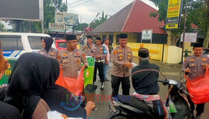 Kapolsek Turun Langsung ke Jalan! Polsek Kuantan Tengah Bagikan Takjil Gratis di Taman Jalur — Warga: Polisi Makin Dekat dengan Rakyat