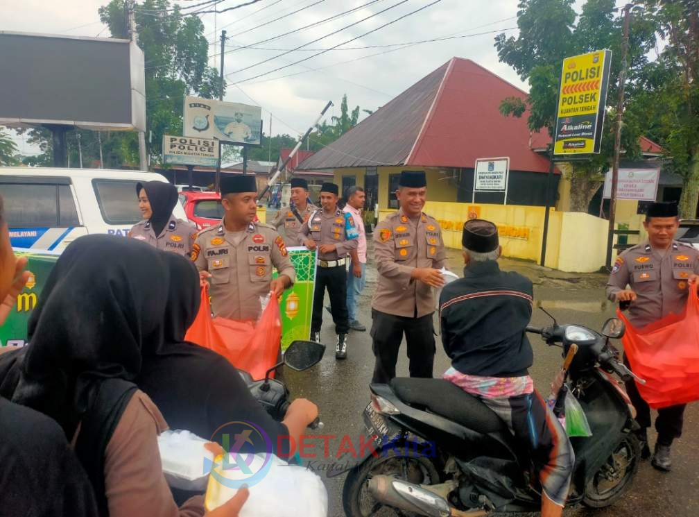 Kapolsek Turun Langsung ke Jalan! Polsek Kuantan Tengah Bagikan Takjil Gratis di Taman Jalur — Warga: Polisi Makin Dekat dengan Rakyat