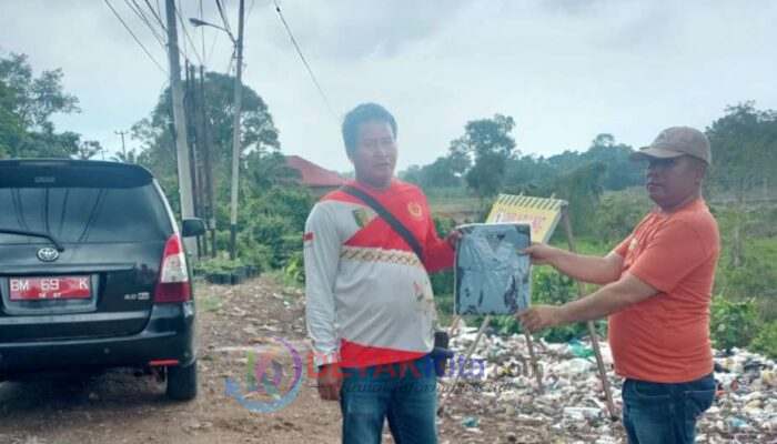 Salut! Jelang Lebaran — Camat Wandy Gunawan Turun Langsung Berbagi dengan ‘Pejuang Sampah’