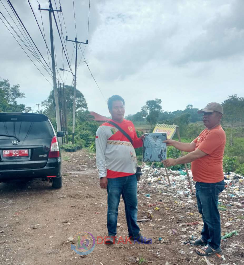 Salut! Jelang Lebaran — Camat Wandy Gunawan Turun Langsung Berbagi dengan ‘Pejuang Sampah’