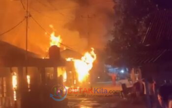 Damkar Berjibaku Padamkan Kebakaran di Pangkalan Indarung Saat Idul Fitri