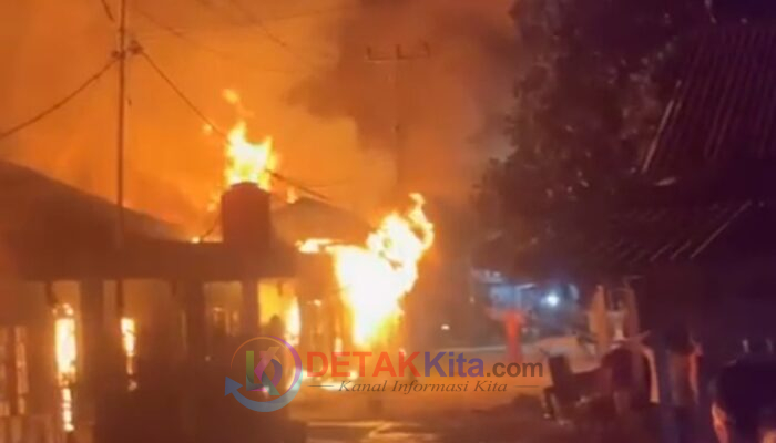 Damkar Berjibaku Padamkan Kebakaran di Pangkalan Indarung Saat Idul Fitri