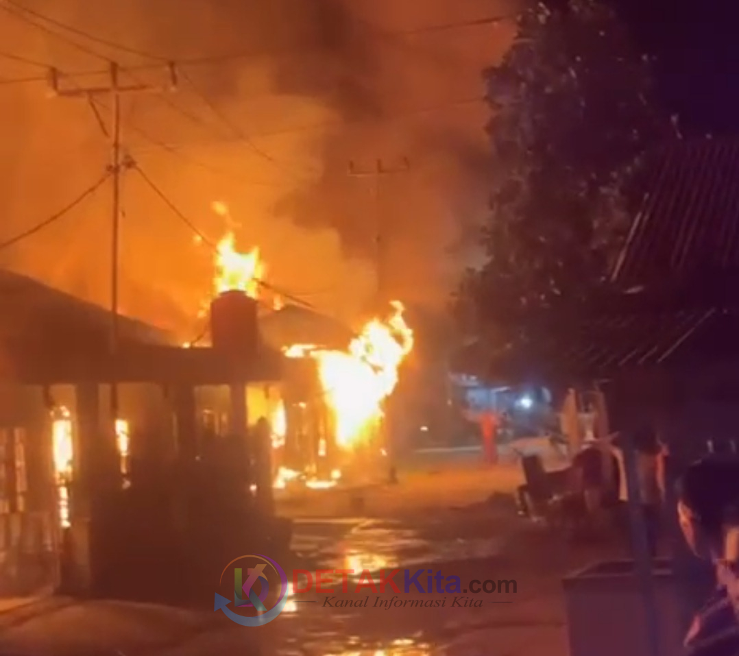 Damkar Berjibaku Padamkan Kebakaran di Pangkalan Indarung Saat Idul Fitri