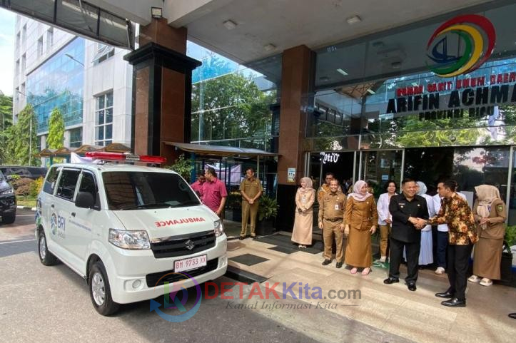 GASPOL LAYANAN KESEHATAN! RSUD Arifin Achmad Dapat Ambulans Baru dari BRI — Respons Darurat Dijamin Lebih Cepat