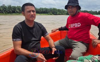 Tak Kenal Lelah! Syamsiri Indra Turun Langsung Susuri Sungai Kuantan — Bocah 4 Tahunan Hilang Belum Ditemukan
