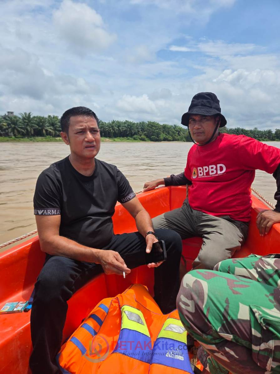 Tak Kenal Lelah! Syamsiri Indra Turun Langsung Susuri Sungai Kuantan — Bocah 4 Tahunan Hilang Belum Ditemukan