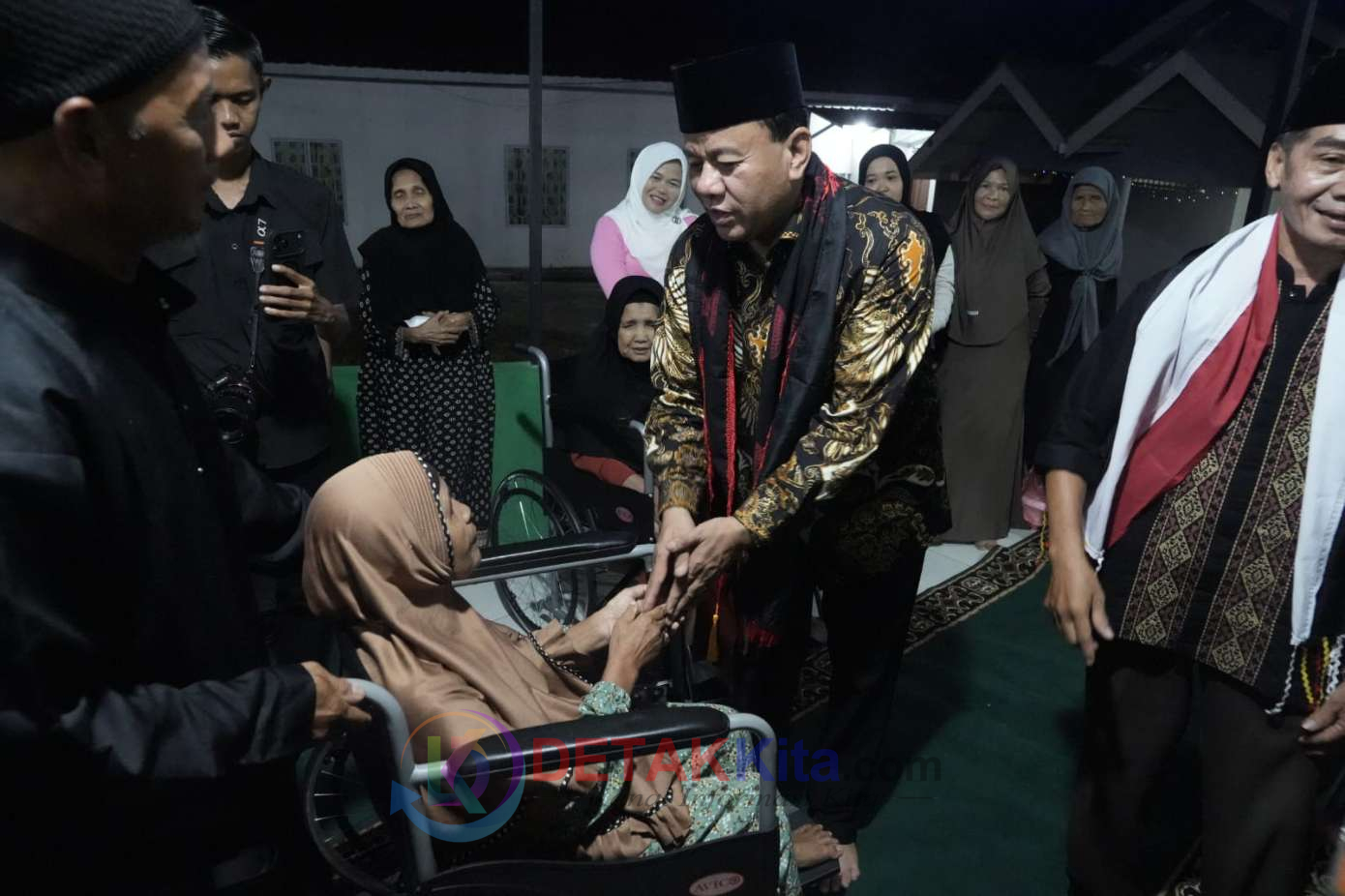 Tak Sekadar Janji! Bupati Suhardiman “Hadir Nyata” di Rantau: Kursi Roda Dibagikan—5 Kuintal Beras Digelontorkan—Warga Terharu!