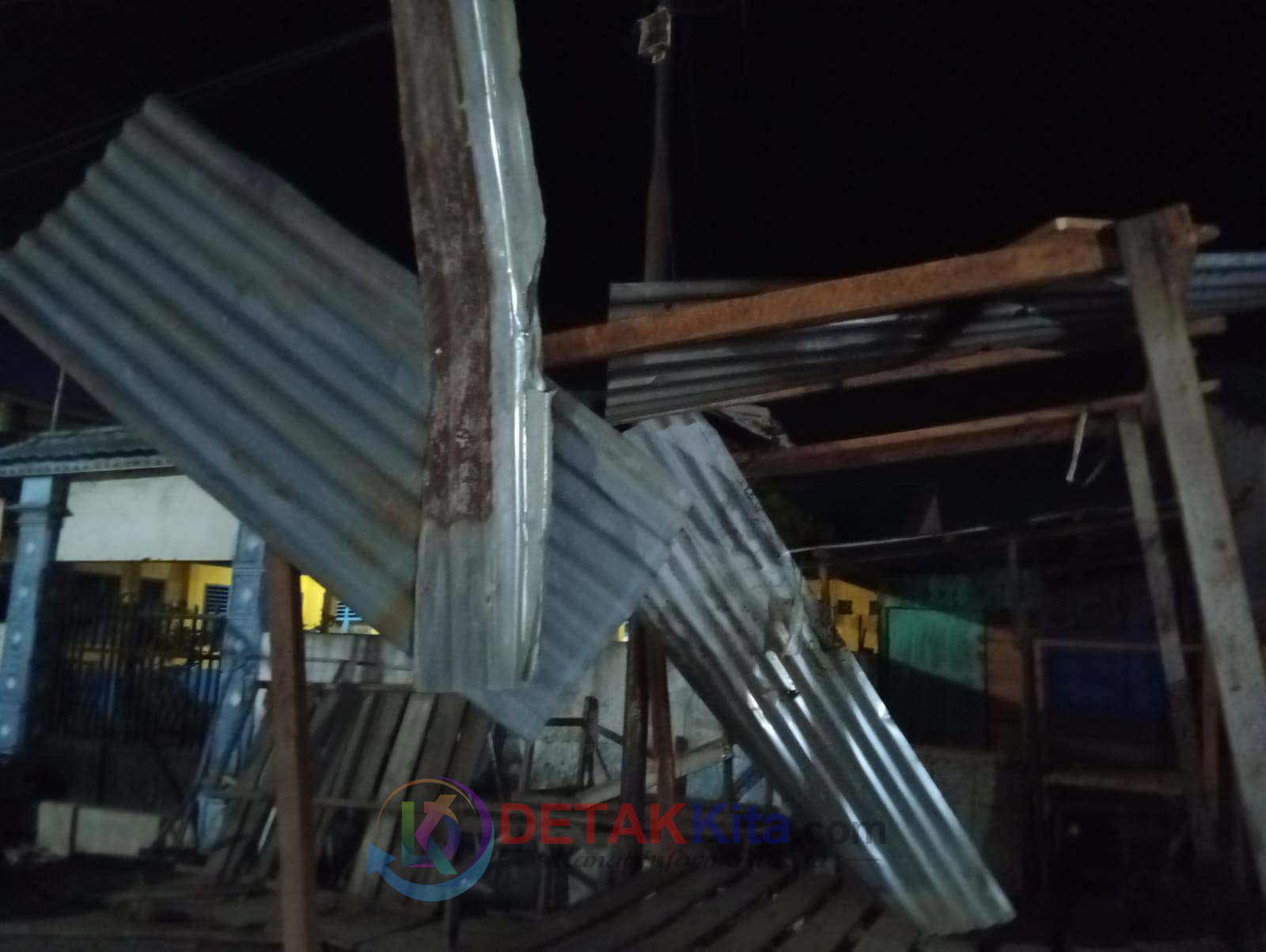 SUBUH BERDARAH DI TANJUNG TIRAM! Tawuran Remaja Menggila—Lapak PKL Dihancurkan dan Dibakar — Warga Murka—Polisi Disorot