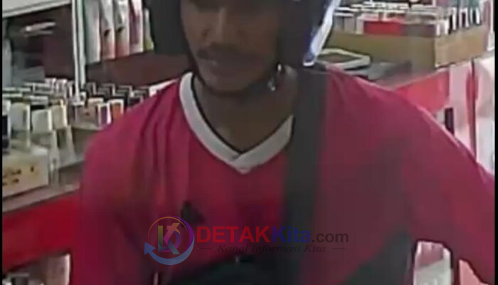 TRANSFER ABAL-ABAL TERBONGKAR! Pria Helm Hitam Nyaris Tipu Toko Haya Beauty Pakai Bukti Editan—Aksi Kabur Bikin Geram