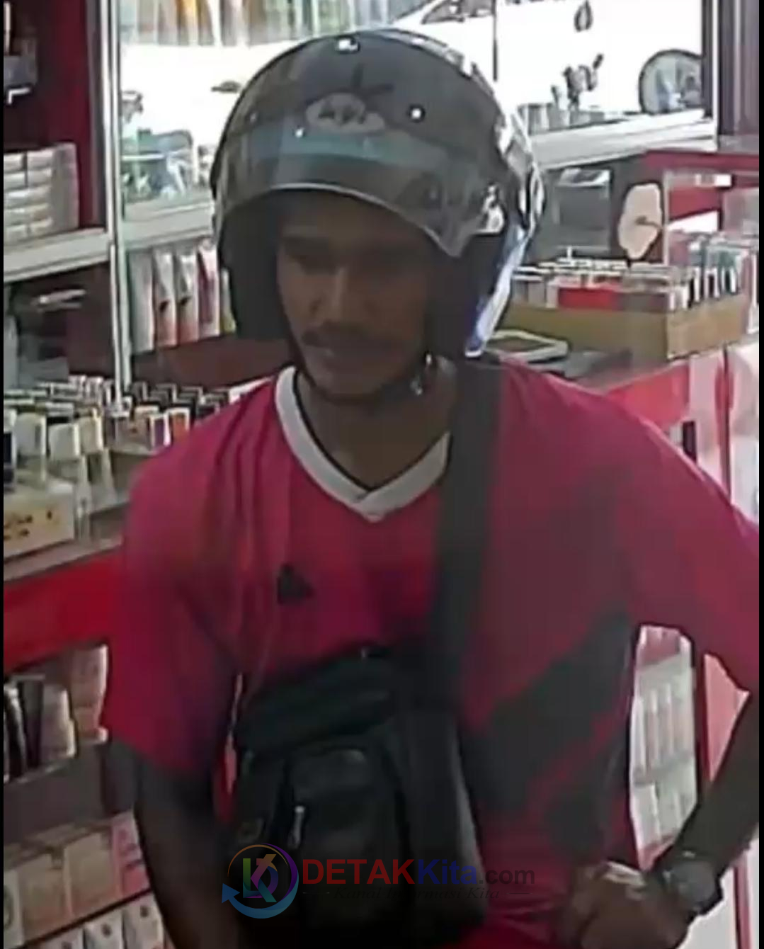 TRANSFER ABAL-ABAL TERBONGKAR! Pria Helm Hitam Nyaris Tipu Toko Haya Beauty Pakai Bukti Editan—Aksi Kabur Bikin Geram