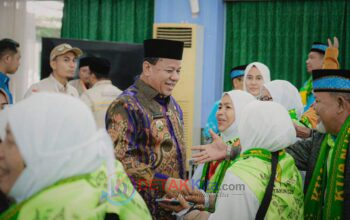 Ratusan Jemaah Haji Dilepas dari Batam! Bupati Suhardiman: Jaga Kekompakan — Pulang Harus Mabrur!
