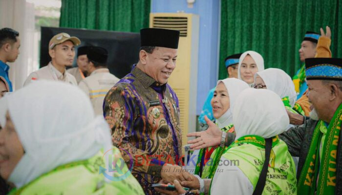 Ratusan Jemaah Haji Dilepas dari Batam! Bupati Suhardiman: Jaga Kekompakan — Pulang Harus Mabrur!