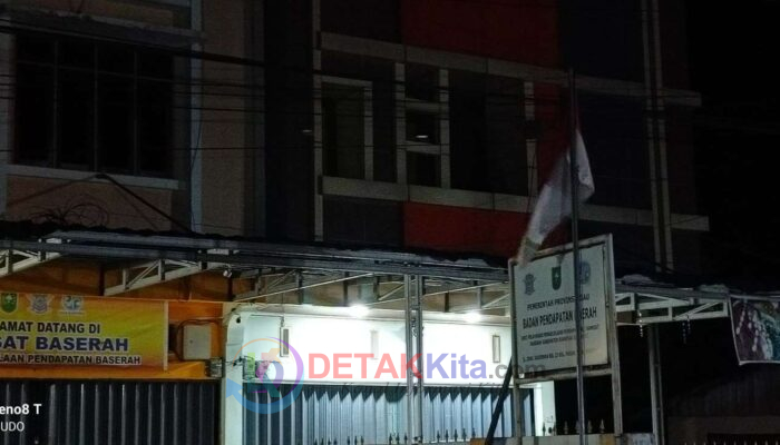 BENDERA MERAH PUTIH DIABAIKAN! Berkibar 24 Jam di Kantor Samsat Baserah — Warga Murka: Ini Pelecehan Simbol Negara!
