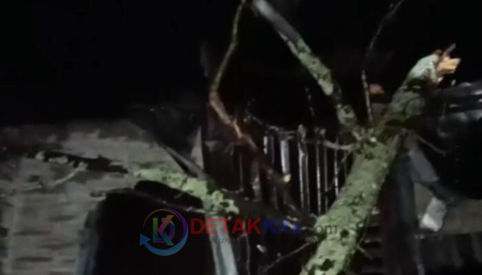 Tengah Malam Mencekam di Benai! Rumah Warga Hancur Ditimpa Batang Kapuk — Sebagian Luluh Lantak