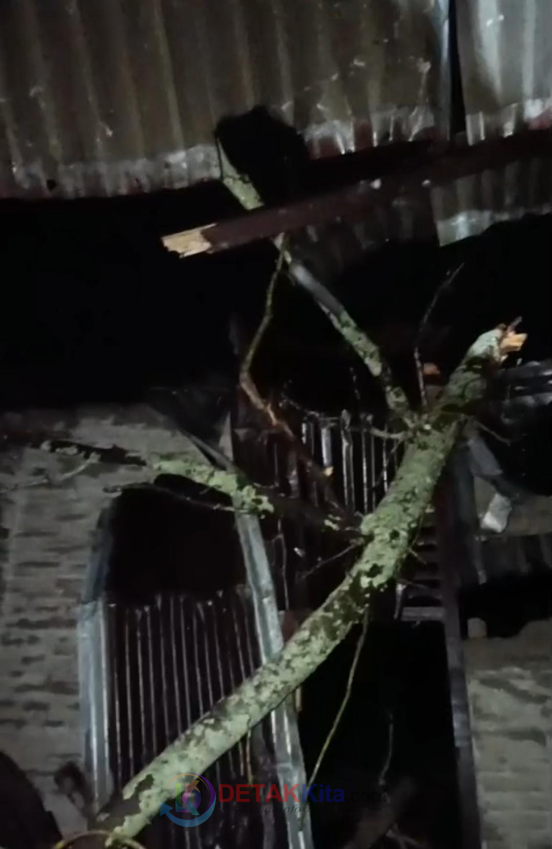 Tengah Malam Mencekam di Benai! Rumah Warga Hancur Ditimpa Batang Kapuk — Sebagian Luluh Lantak