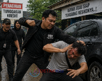 VIRAL DAN MEMALUKAN! Debt Collector di Pekanbaru Hajar Konsumen Pakai Kursi—4 Pelaku Dibekuk — Oknum TNI Ikut Terseret!