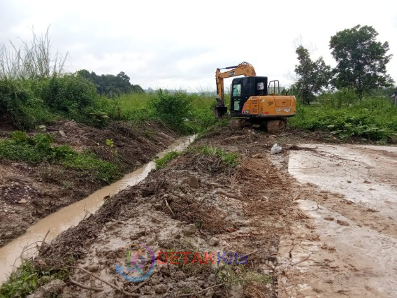Perbaikan Drainase Sudah dikerjakan—PT PCS Klaim Peduli Korban Banjir Logas Hilir: Bantuan untuk 15 KK Sudah Diajukan