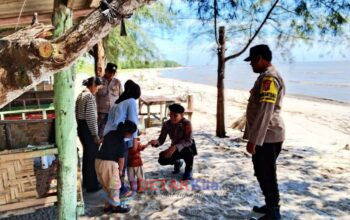 Pantai Teluk Mengkudu Ramai Diserbu Wisatawan—Patroli Humanis Polri Bikin Pengunjung Merasa Aman