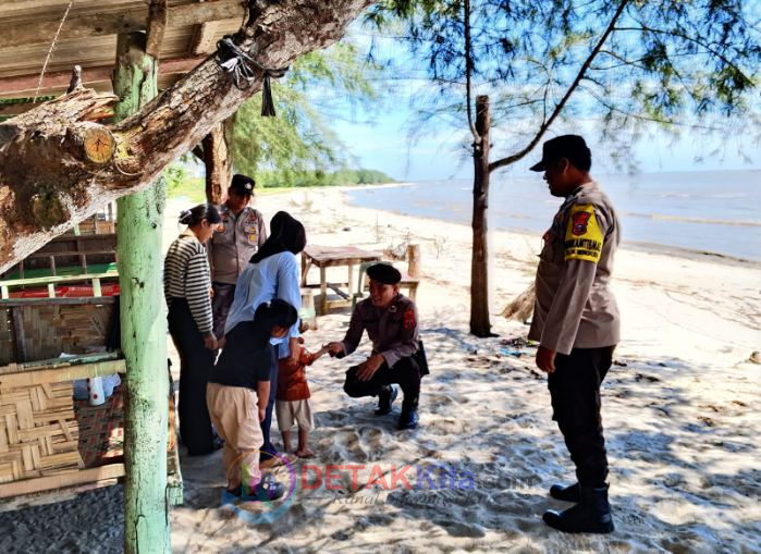 Pantai Teluk Mengkudu Ramai Diserbu Wisatawan—Patroli Humanis Polri Bikin Pengunjung Merasa Aman