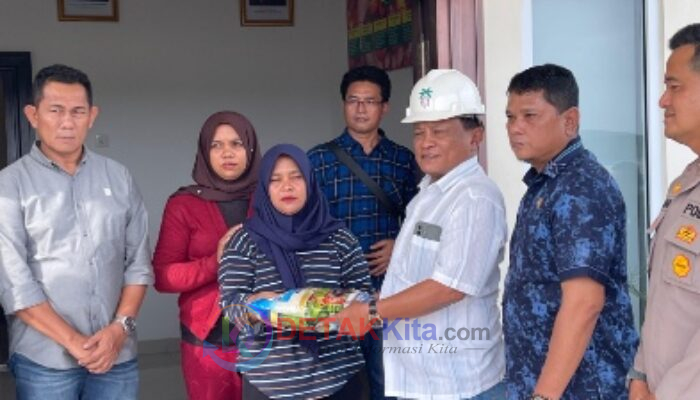 PT PCS Bergerak Cepat! Korban Banjir Logas Hilir Terima Bantuan Sembako — Warga Tegaskan Banjir Sudah Terjadi Sebelum Pabrik Berdiri