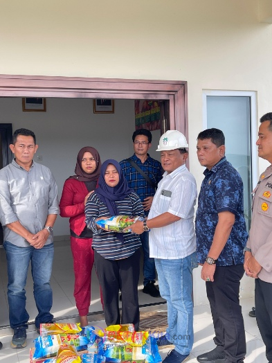 PT PCS Bergerak Cepat! Korban Banjir Logas Hilir Terima Bantuan Sembako — Warga Tegaskan Banjir Sudah Terjadi Sebelum Pabrik Berdiri