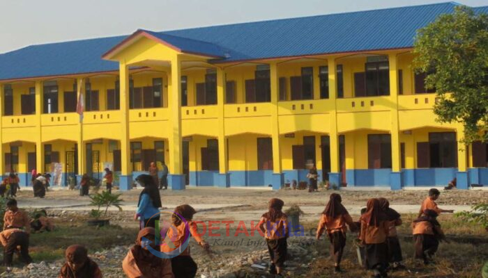 Dua Tahun Ruang Kelas Disekat — Siswa SDN 03 Labuhan Ruku Belajar Tak Nyaman