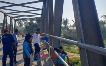 Hari Pertama Kerja Pasca Libur Idul Adha—Pemcam Kuantan Hilir Bersihkan Jembatan Firdaus Malik Sambut Pacu Jalur Baserah