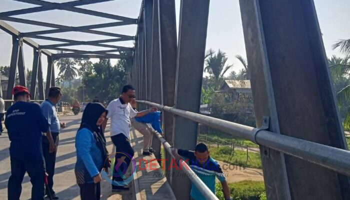 Hari Pertama Kerja Pasca Libur Idul Adha—Pemcam Kuantan Hilir Bersihkan Jembatan Firdaus Malik Sambut Pacu Jalur Baserah