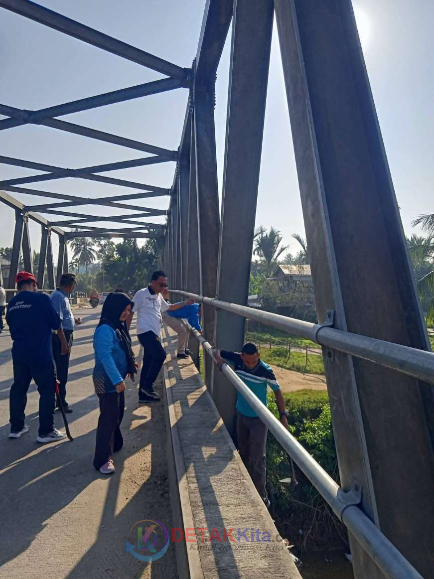 Hari Pertama Kerja Pasca Libur Idul Adha—Pemcam Kuantan Hilir Bersihkan Jembatan Firdaus Malik Sambut Pacu Jalur Baserah
