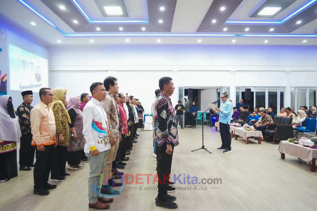 Suhu Wan Lantik Mahviyen! IKA UNRI Kuansing Diminta Tak Sekadar Bangga Gelar: Bupati Suhardiman Dorong Alumni Gerakkan Ekonomi Daerah