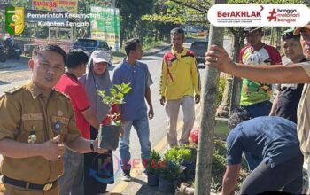 Camat Eka Putra Pimpin Penanaman Bunga untuk Percantik Kota Teluk Kuantan