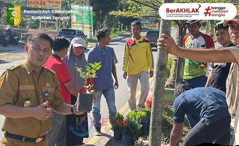 Camat Eka Putra Pimpin Penanaman Bunga untuk Percantik Kota Teluk Kuantan