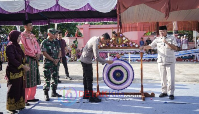 Kapolres Kuansing Pukul Gong Pembukaan Pacu Jalur Inuman — Ajak Warga Jaga Kamtibmas