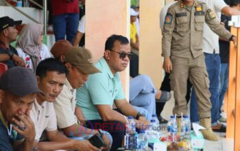 Suhardiman Hadir di Pacu Jalur Inuman — Komentator Diberi Penghargaan — Ekonomi Warga Ikut Bergairah Suhardiman Hadir di Pacu Jalur Inuman — Komentator Diberi Penghargaan — Ekonomi Warga Ikut Bergairah