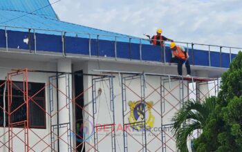 Pekerja Proyek KSOP Dumai Diduga Abaikan K3 — Bekerja di Lantai Dua Tanpa Body Harness