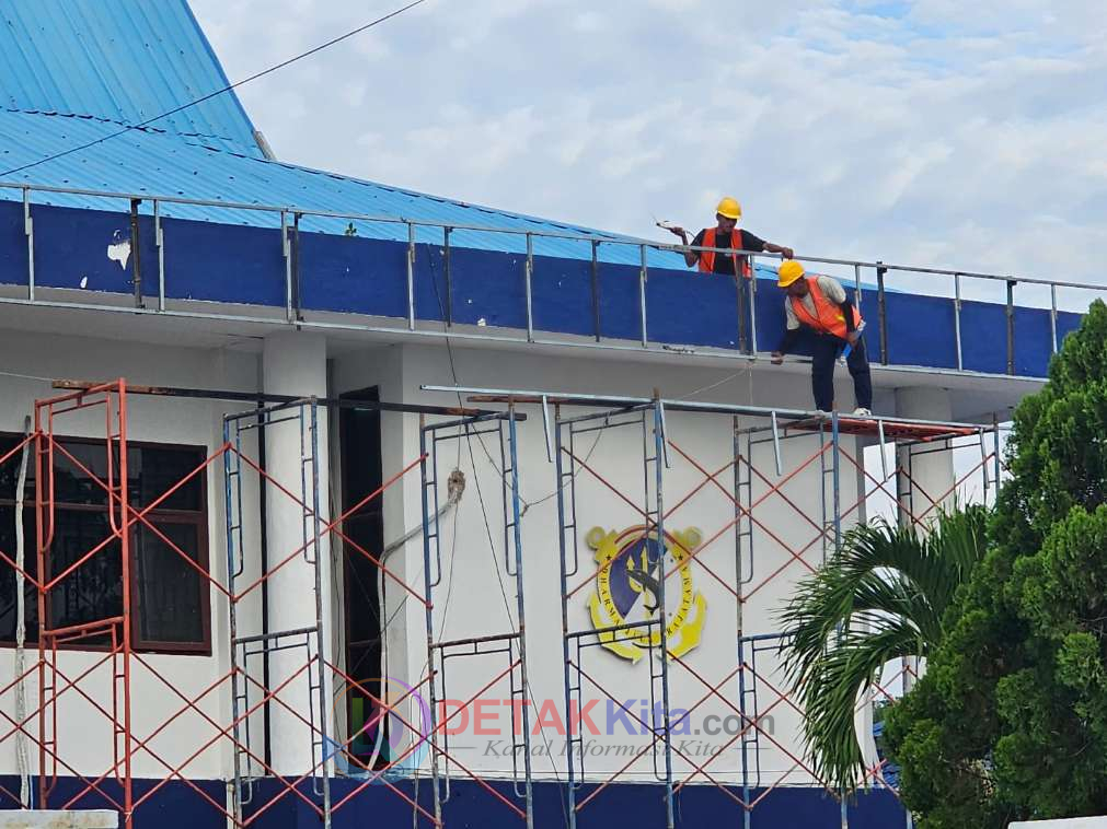 Pekerja Proyek KSOP Dumai Diduga Abaikan K3 — Bekerja di Lantai Dua Tanpa Body Harness