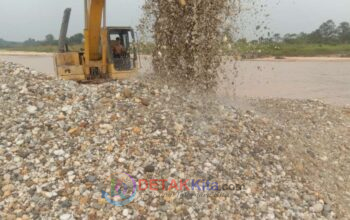 Diduga Galian C Ilegal Beroperasi Bebas — Warga Singgung Nama Pemilik dan Minta APH Bertindak Tegas Diduga Galian C Ilegal Beroperasi Bebas — Warga Singgung Nama Pemilik dan Minta APH Bertindak Tegas