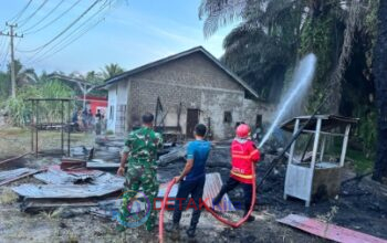 Rumah Bengkel Ludes Dilalap Api — Koramil 02/Kuantan Tengah dan Damkar Bergerak Cepat Selamatkan Warga Rumah Bengkel Ludes Dilalap Api — Koramil 02/Kuantan Tengah dan Damkar Bergerak Cepat Selamatkan Warga