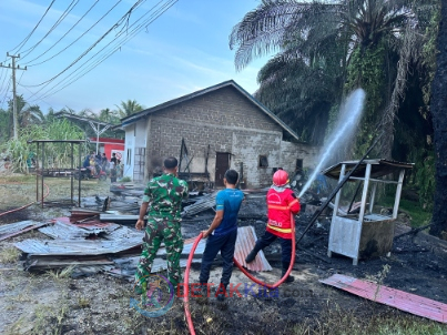 Rumah Bengkel Ludes Dilalap Api — Koramil 02/Kuantan Tengah dan Damkar Bergerak Cepat Selamatkan Warga