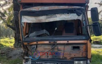 Gagal Nyalip — Truk Tronton Seruduk Xenia di Jalur Medan–Tebing Tinggi — Sopir Luka dan Kendaraan Ringsek