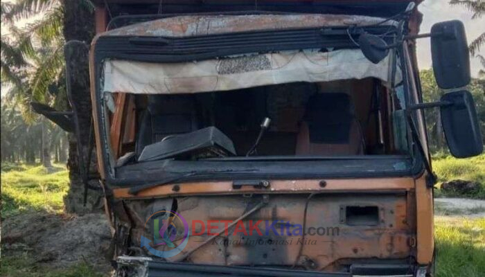 Gagal Nyalip — Truk Tronton Seruduk Xenia di Jalur Medan–Tebing Tinggi — Sopir Luka dan Kendaraan Ringsek