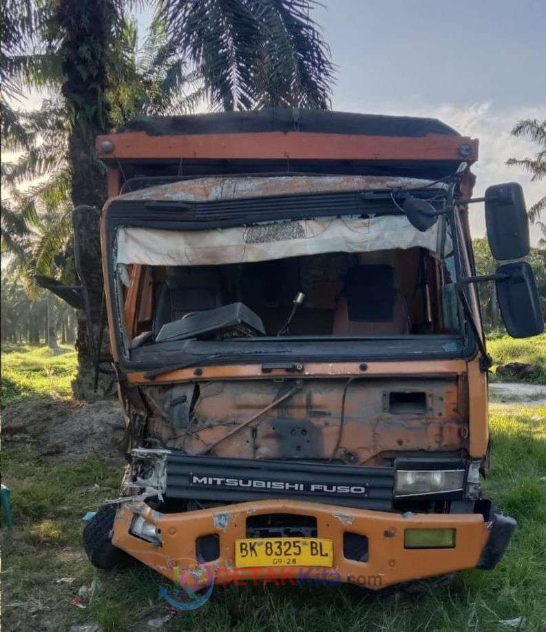 Gagal Nyalip — Truk Tronton Seruduk Xenia di Jalur Medan–Tebing Tinggi — Sopir Luka dan Kendaraan Ringsek