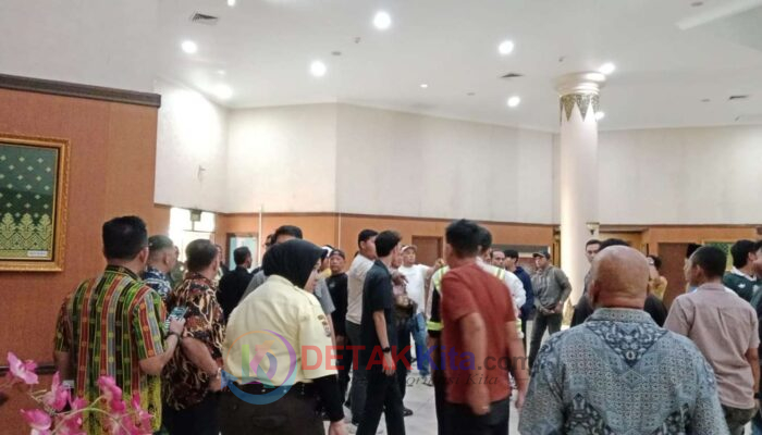 Ricuh di DPRD Riau! Eet Beberkan Kronologi Bentrok dengan Parisman — Berawal dari Sorotan Pergeseran Anggaran 2025