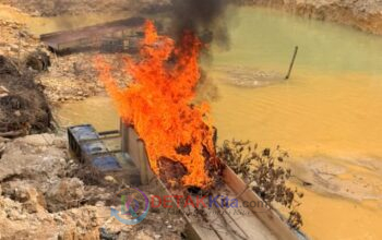 Digerebek Polisi! 5 Rakit PETI di Sungai Kuning Dibakar — Dua Mesin Robin dan Motor Diamankan
