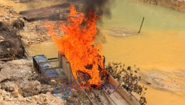 Digerebek Polisi! 5 Rakit PETI di Sungai Kuning Dibakar — Dua Mesin Robin dan Motor Diamankan