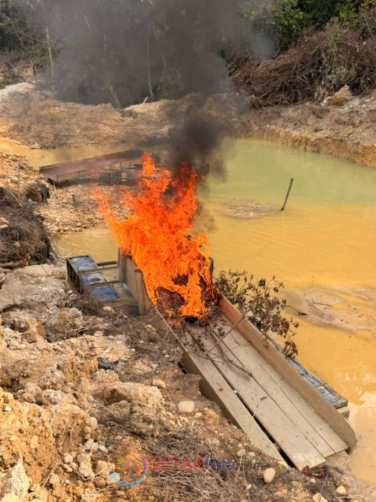 Digerebek Polisi! 5 Rakit PETI di Sungai Kuning Dibakar — Dua Mesin Robin dan Motor Diamankan